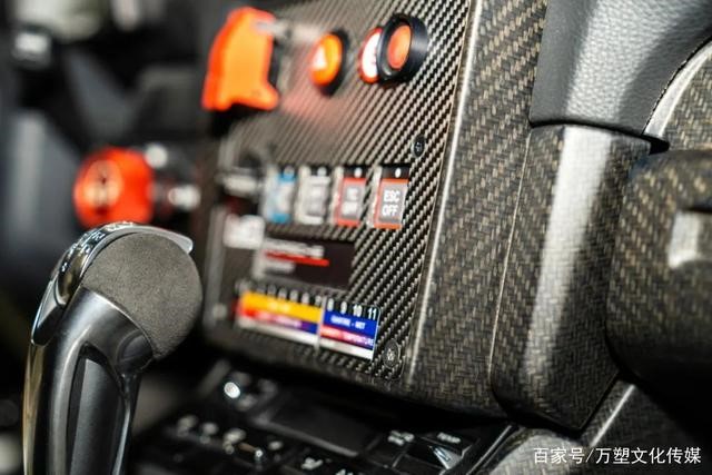 保時捷GT4 賽車采用天然纖維複合材（cái）料製成的可持續內飾